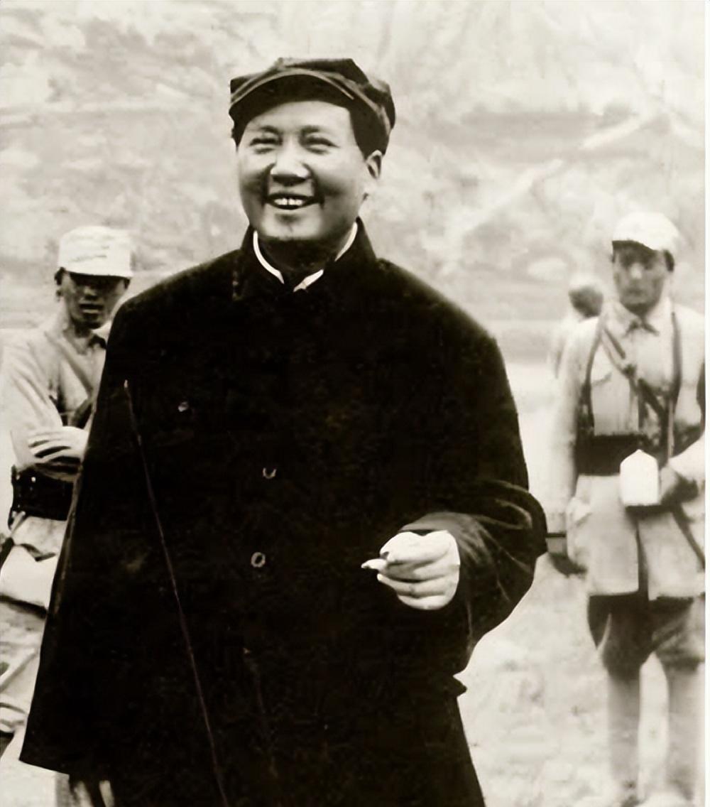 越南籍将军洪水被定为正师级，毛主席认为不够合适，建议提升至正军级是否更合适呢？