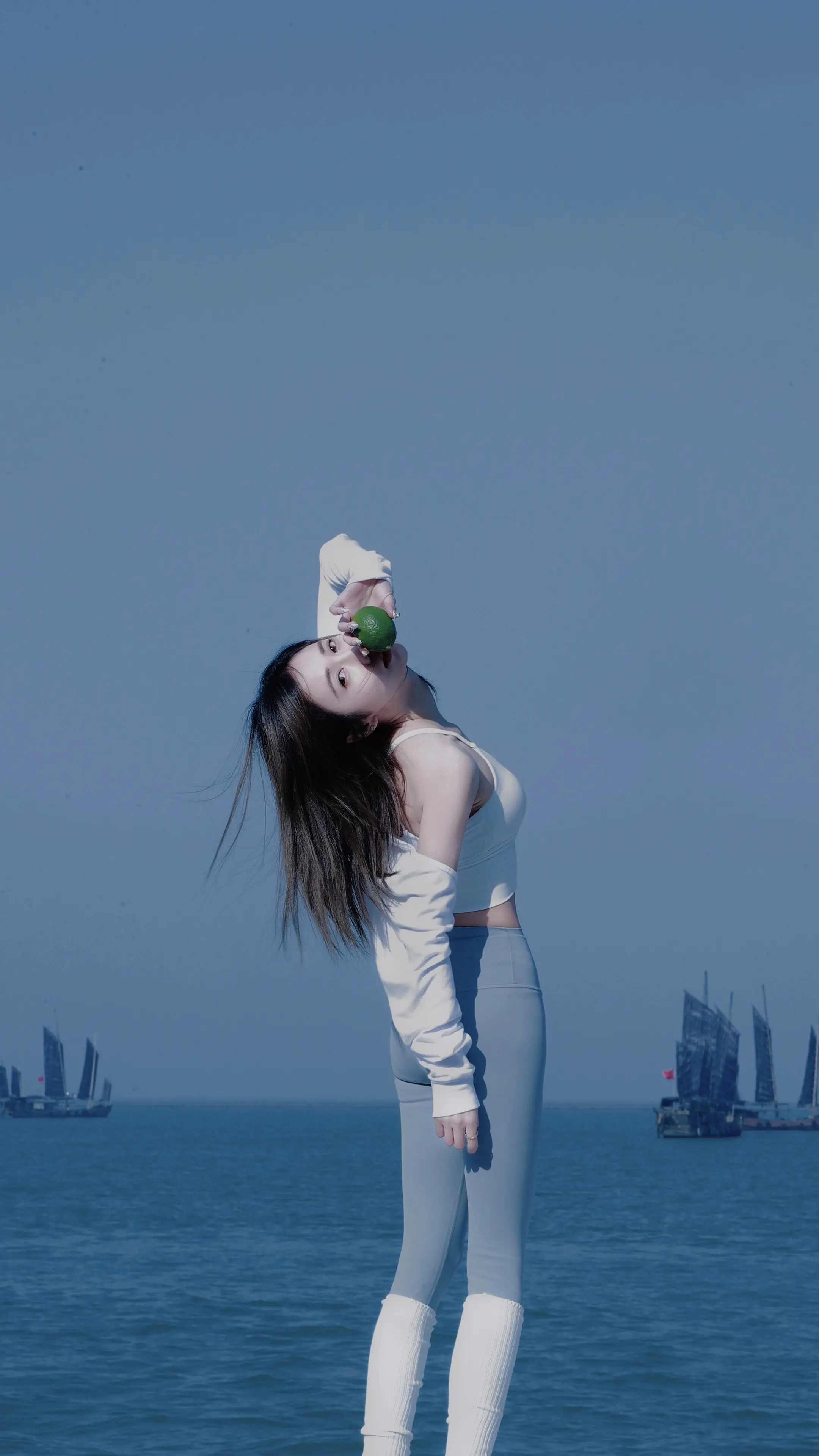 海岛穿搭 海边穿蓝色系真的超出片 海边自由感 人像摄影 肤白貌美