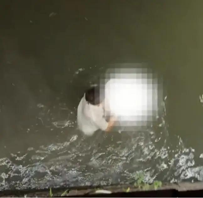 现在最伤心的应该是落水女的男朋友了吧有网友爆料:该女子跟男朋友称去东北玩，意