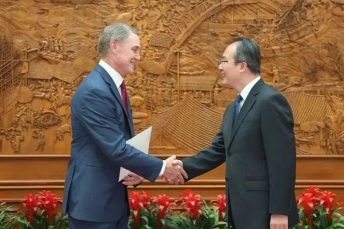 美国新任驻华大使庞德伟5月16日发文说：“今天，我向中国外交部部长助理洪磊递交国