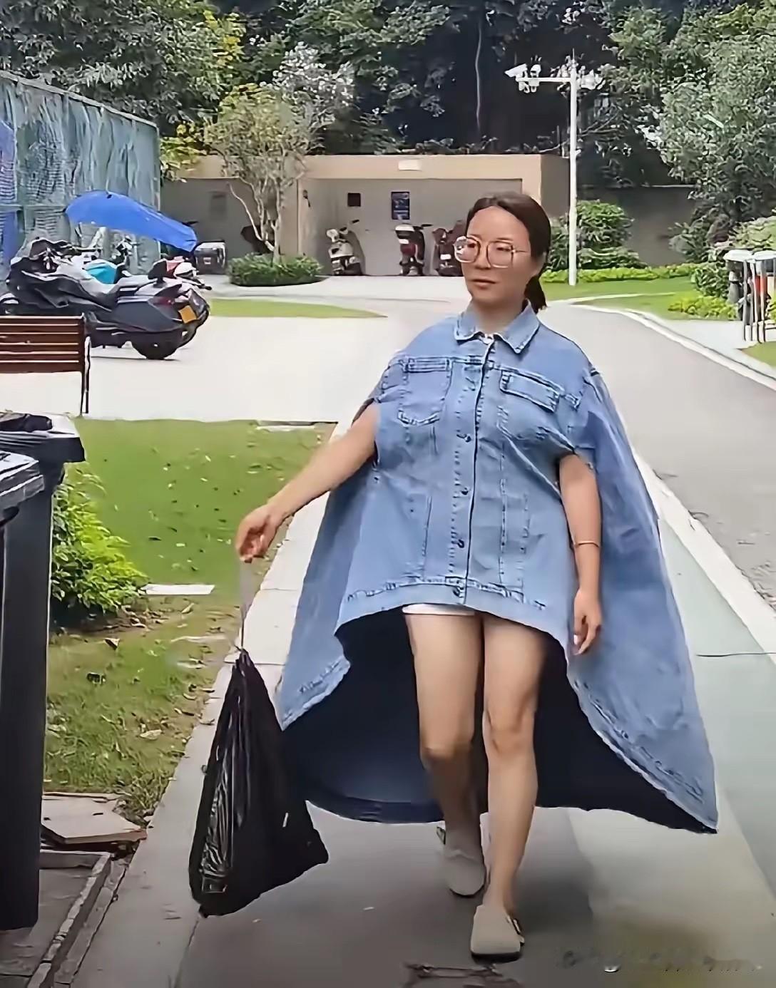 穿着一件这么奇葩的衣服，还能这么自信的走在大街上，可想而知这个女人是有多喜欢这件