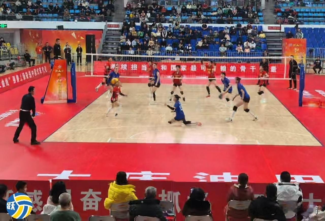 女排联赛须警惕“小团体”。女排“铁人杯”第二个比赛日，山东女排2-0领先河南的情