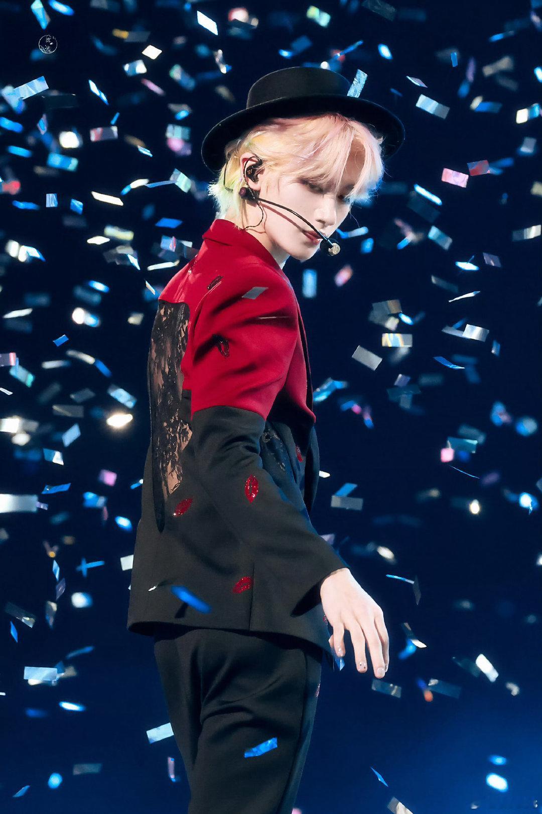 #丁程鑫##丁程鑫逐星叙梦#回顾一下大连场DAY2SOLO《恋我癖》的神级妆造，太美咯。​