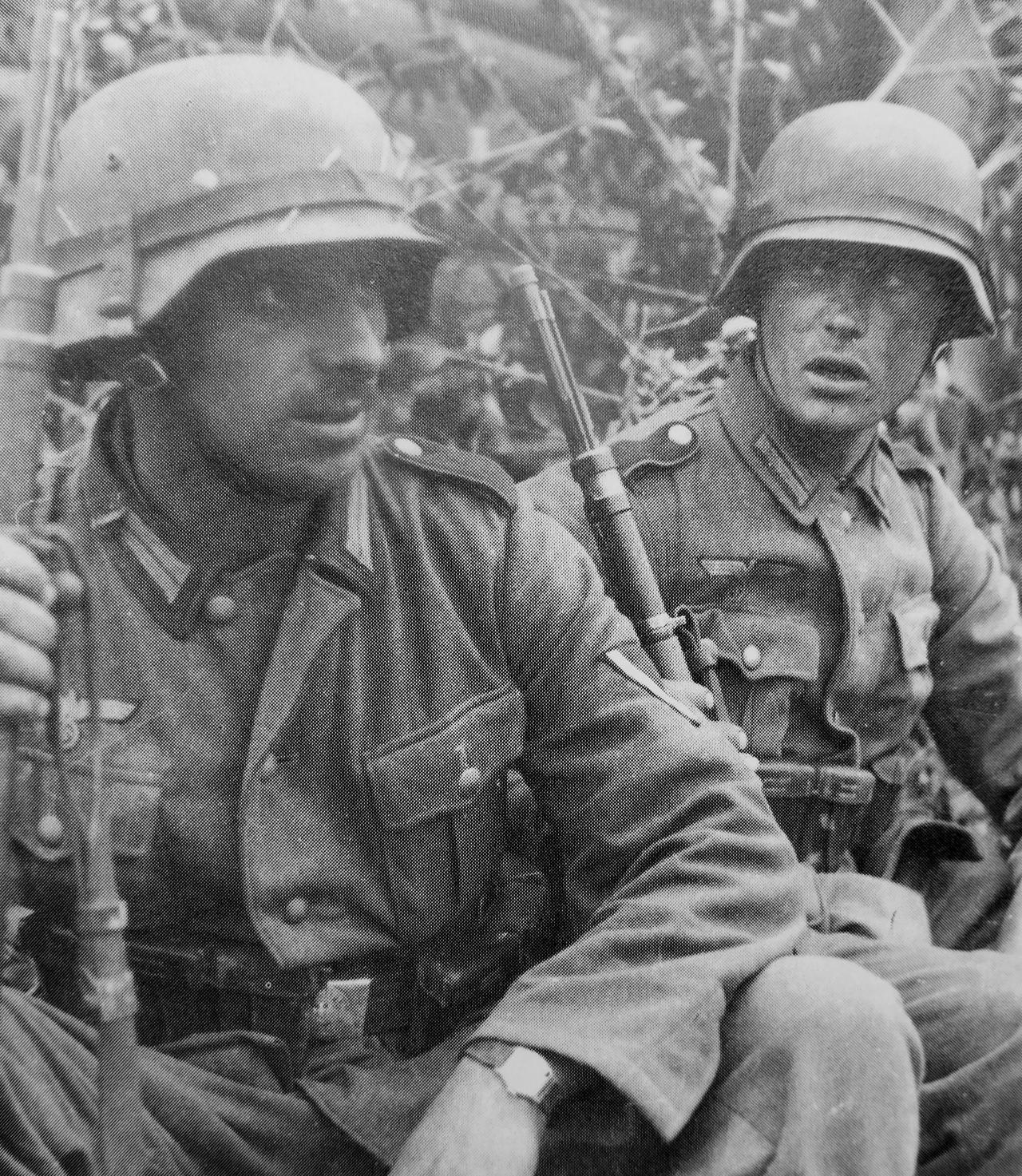 德国不愧是列强，普通士兵都能有手表——二战期间，东线战场。两名德国国防军士兵在一