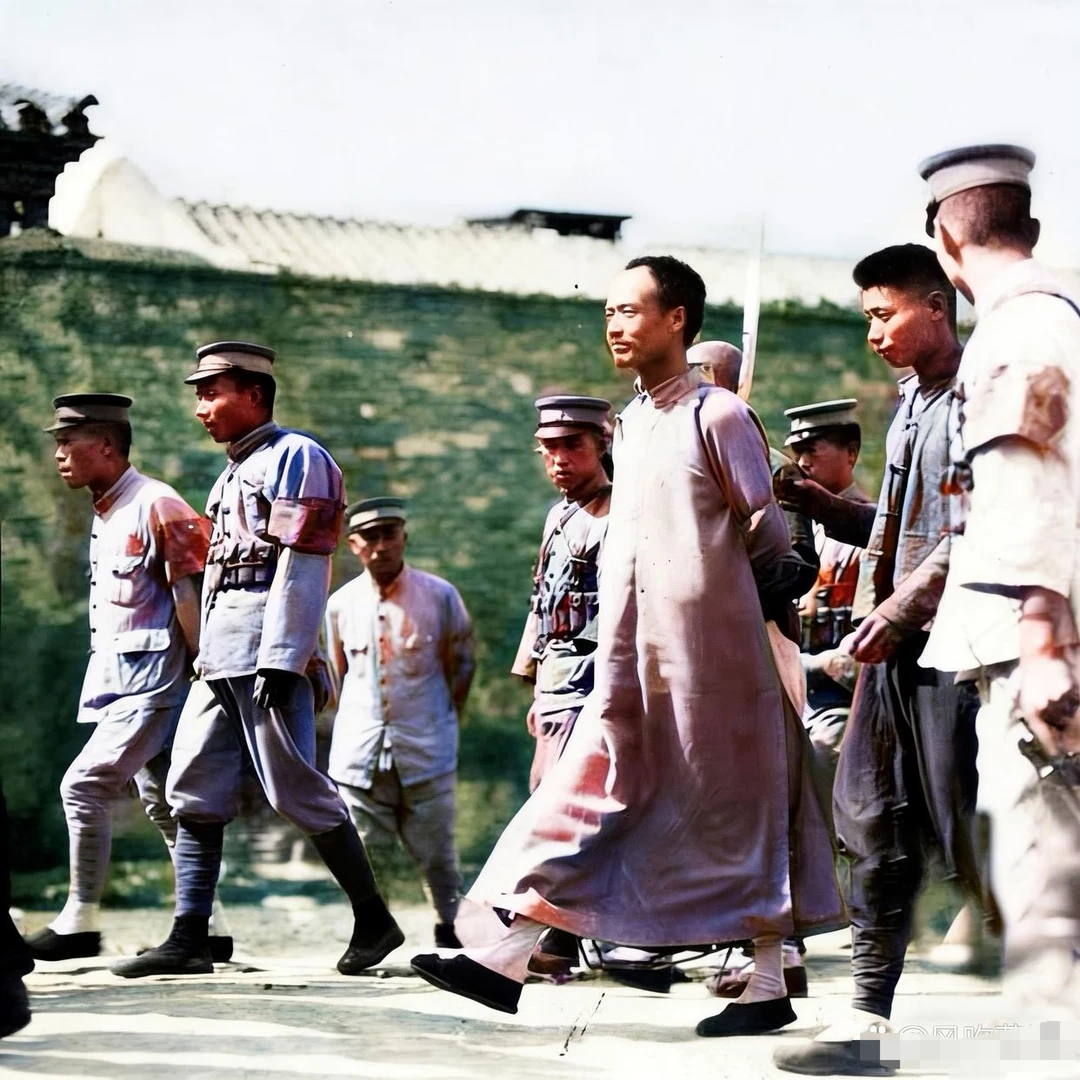 这两张图片来自国外两所不同大学的图书馆馆藏，反映的是同一个事件，画面上...
