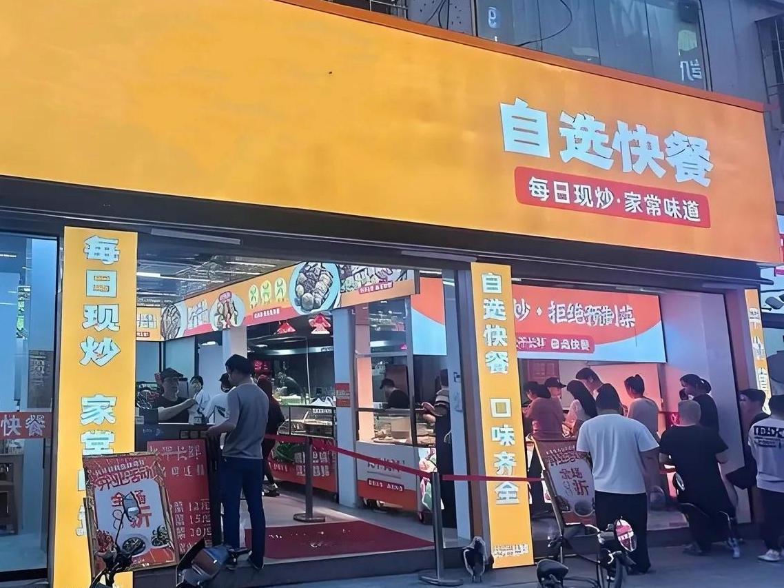 聊半年初见被带去快餐店，女生当场翻脸，真的是态度问题吗？网上一对聊了半年的