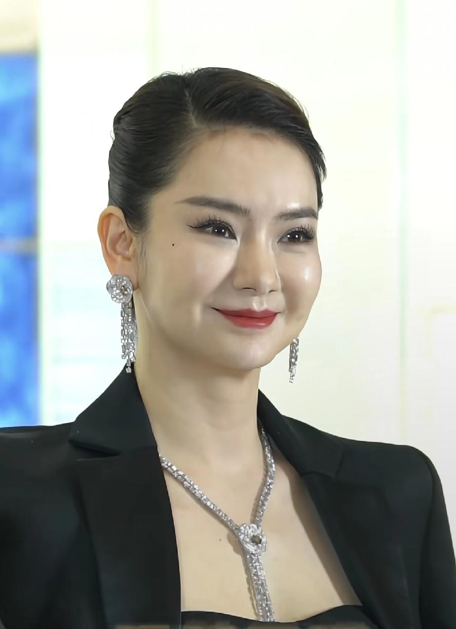 看最后一张，不笑的时候，依然是女神的模样！