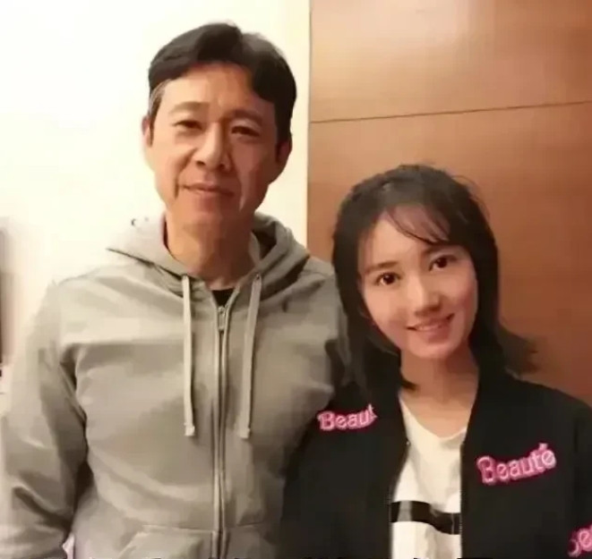 1991年，张丰毅突然对发妻吕丽萍拳打脚踢，吕丽萍被逼无奈，带着2岁儿子离开了家