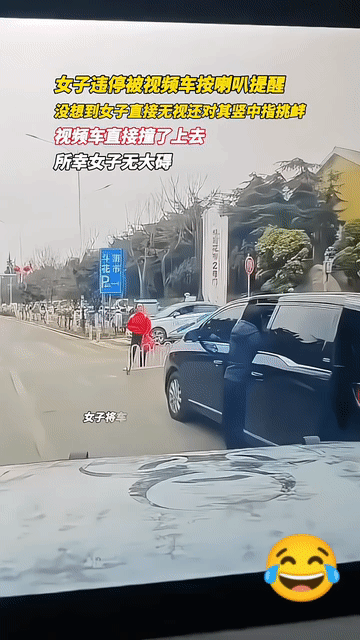 这也太鲁莽了，万一撞到人怎么办？云南昆明，一名女子长时间违停收拾东西，听到后