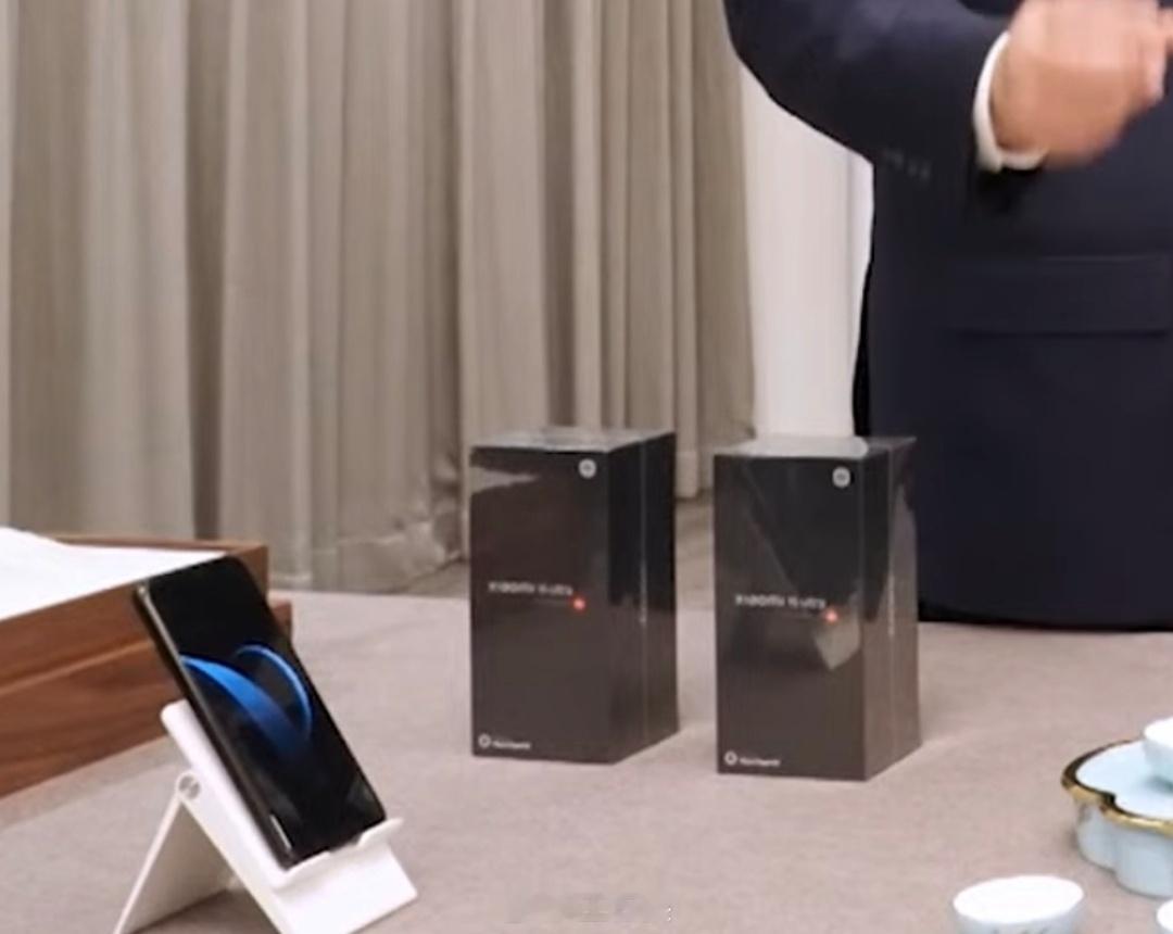 小米15Ultra作为国礼送给韩国，亮屏幕的那个是小米去年生产的旗舰手机，用的