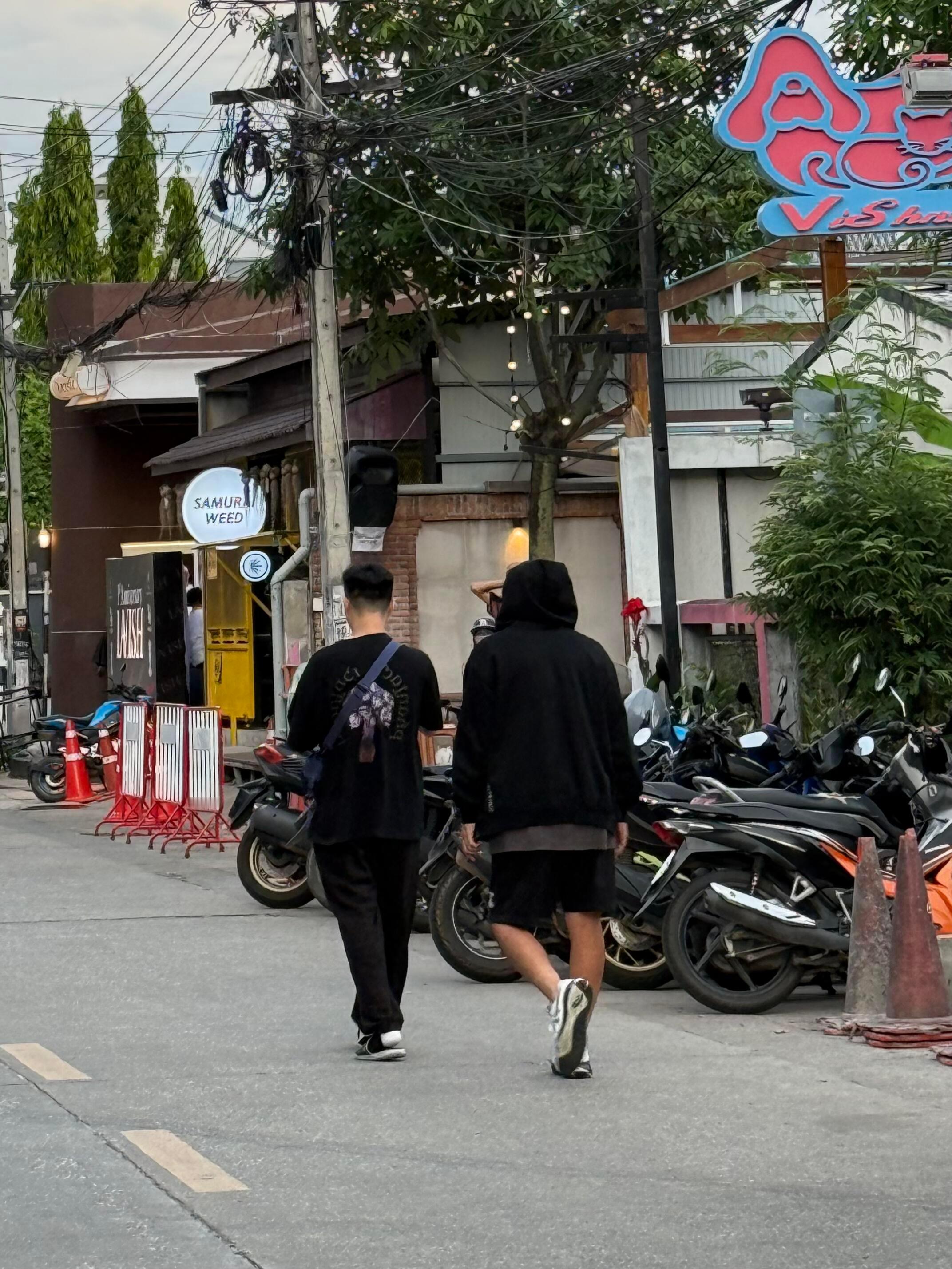 泰国偶遇周杰伦周杰伦出现在泰国清迈网友在泰国清迈街头偶遇周杰伦！所以是不是像网