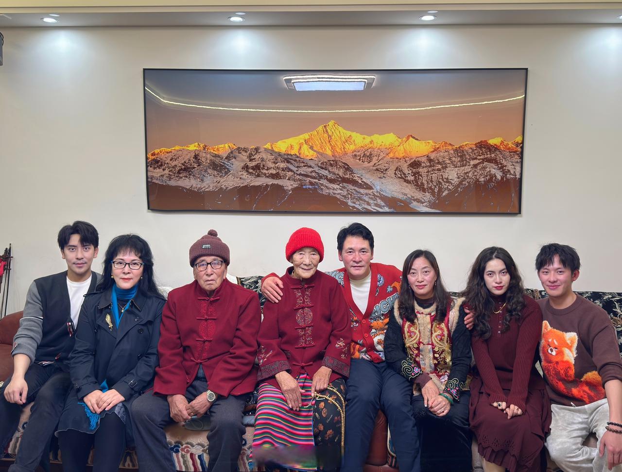 我家有个隔壁邻居，他家父母都是退休教师，听说退休前两人职称都是中学高级教师，如今