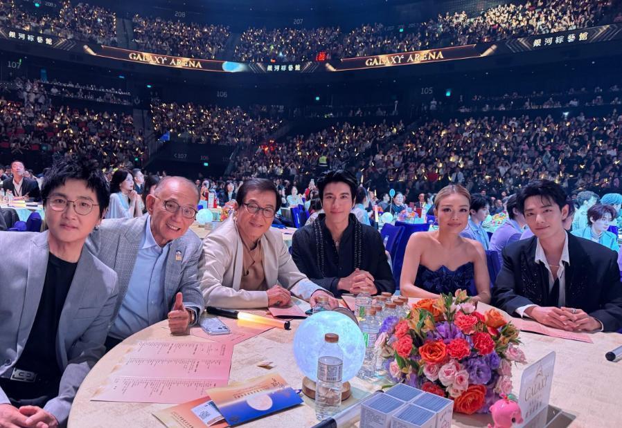 大湾区这一夜，和成龙一起坐主桌的肖战，让所有人见识了他的江湖地位2025年“湾