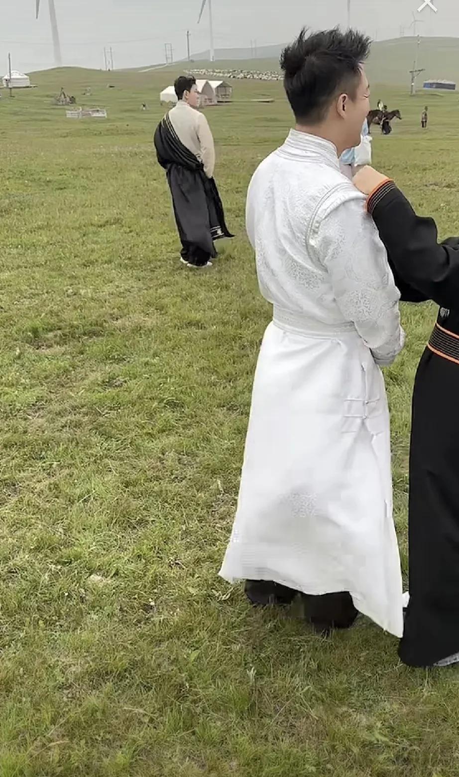 老父亲的眼角笑出皱纹！这段真的看哭了！汪小菲穿的蒙古服扣子开了！草原上风又大，是