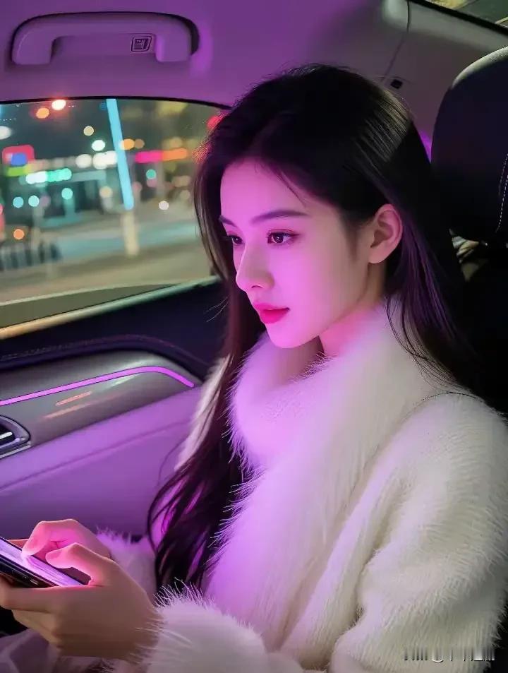 什么样的穿搭可以成为气质女神?绒衣裹着软暖，紫灯揉碎窗外霓虹。指尖碰着屏幕时，