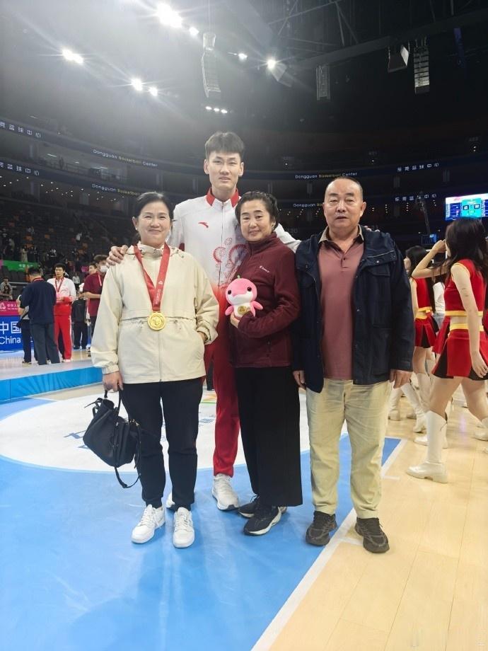 王睿泽发文有亮点，怎么都突出“家庭”色彩，注册到广东体育局，这投资有眼光就广