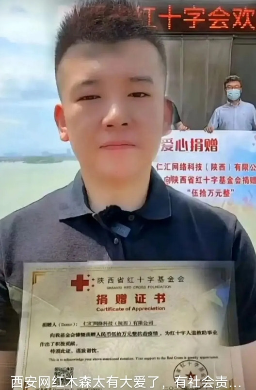 昨晚出现两个奇特现象。一边郭有才拼尽全力表演，可整场人气始终没突破10万+。