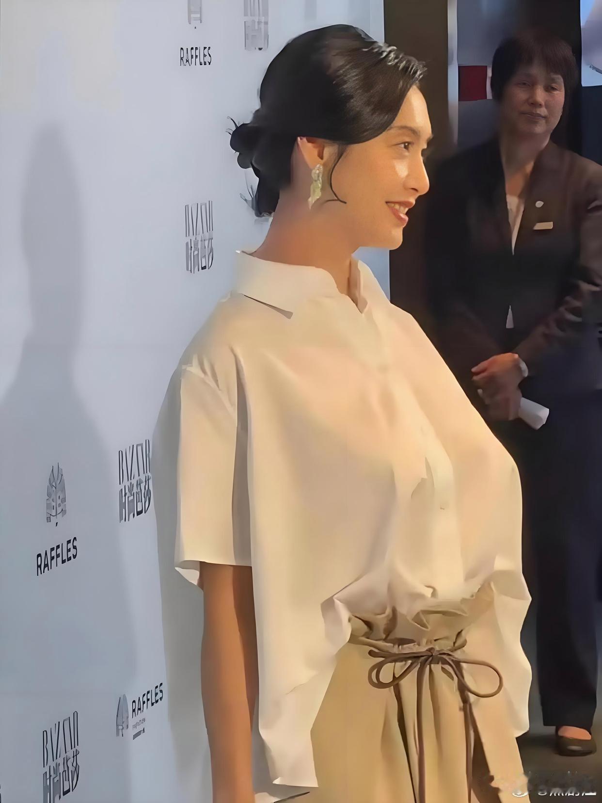 54岁朱茵参加活动照。