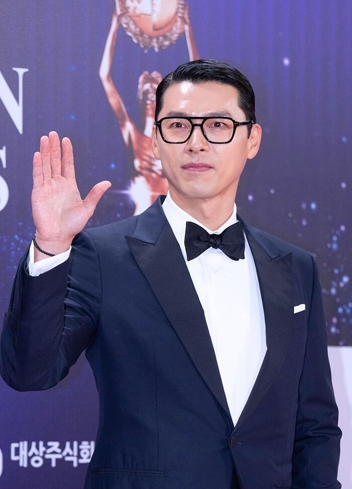 玄彬孙艺珍青龙奖红毯造型，两位发型全靠脸撑着了