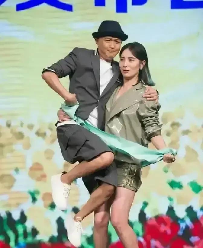 马伊琍刚生完二胎就进组北上广，奶孩子间隙拍电梯吻，镜头里她红着眼圈，镜头外挤奶器