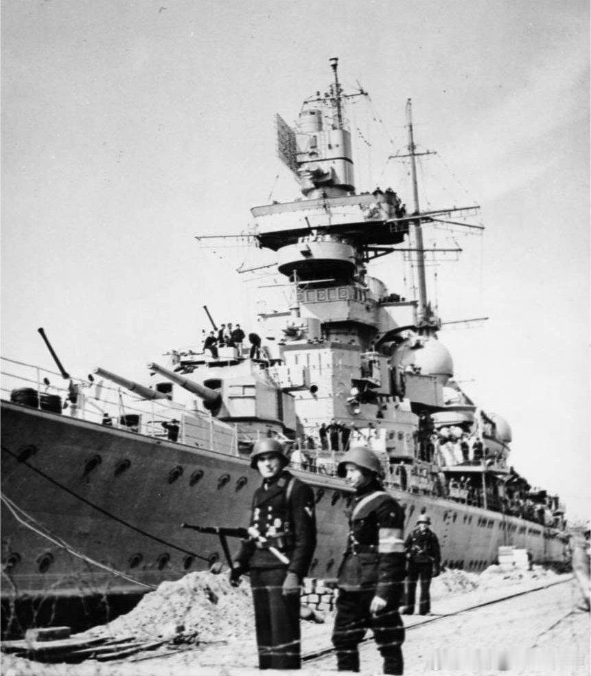 1945年5月13日，德国海军在哥本哈根港投降后，丹麦士兵在德国巡洋舰“欧根