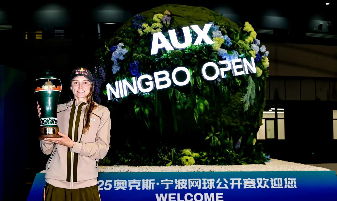 莱巴金娜在夜色璀璨中的冠军写真出炉！绿宝瓶太配娜娜了，就是这衣服嘛，有点一言难