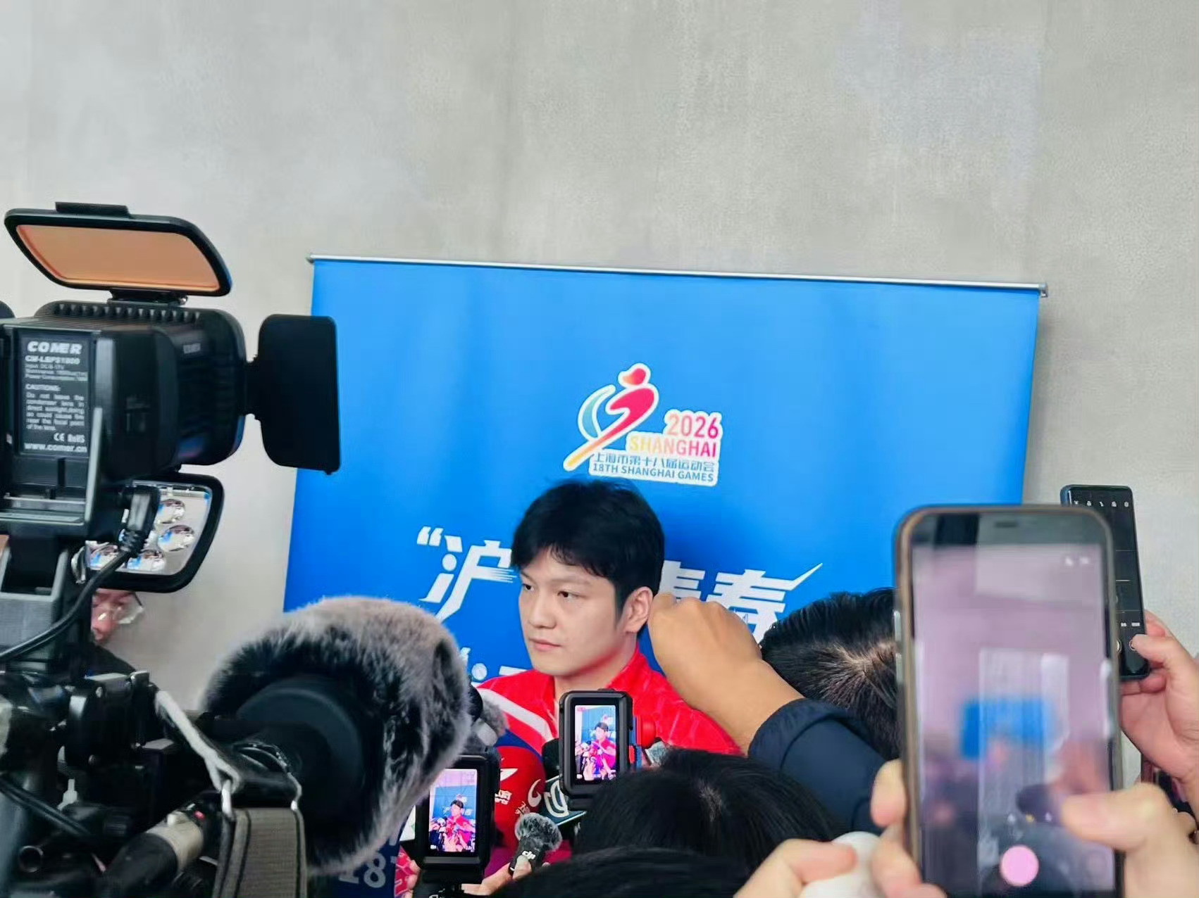 上海市运会樊振东采访现场有一种以前没机会，现在终于被抓到机会的既视感。就是怼怼