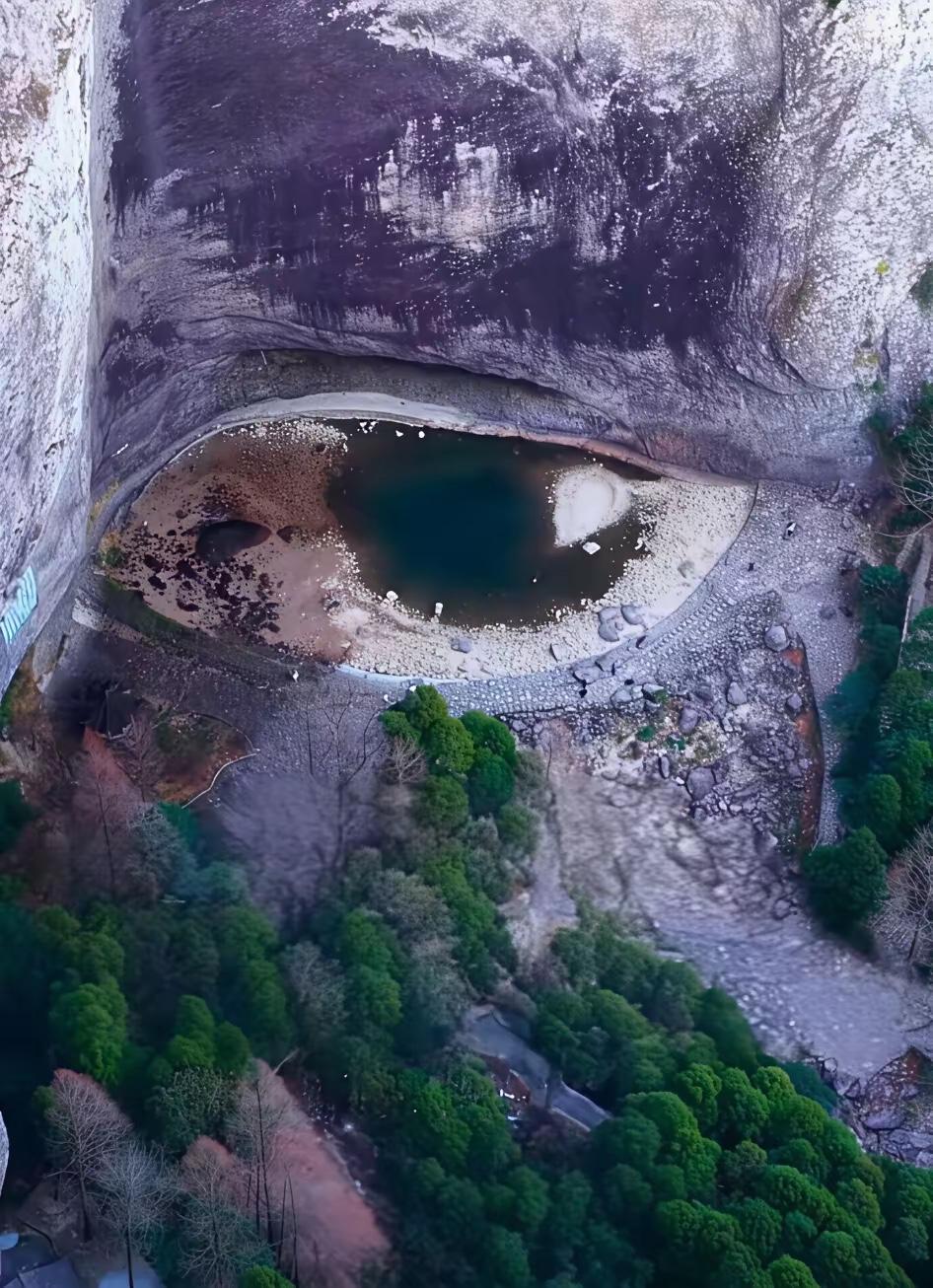 突然火了！浙江一景区惊现奇观来源：台州晚报近日，浙江温州雁荡山大龙湫景区一段