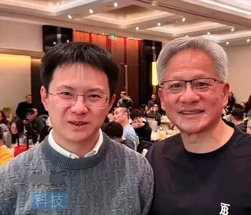 一夜暴涨3190亿美元的，是英伟达。同一场发布会被骂上热搜的，是宇树科技。202