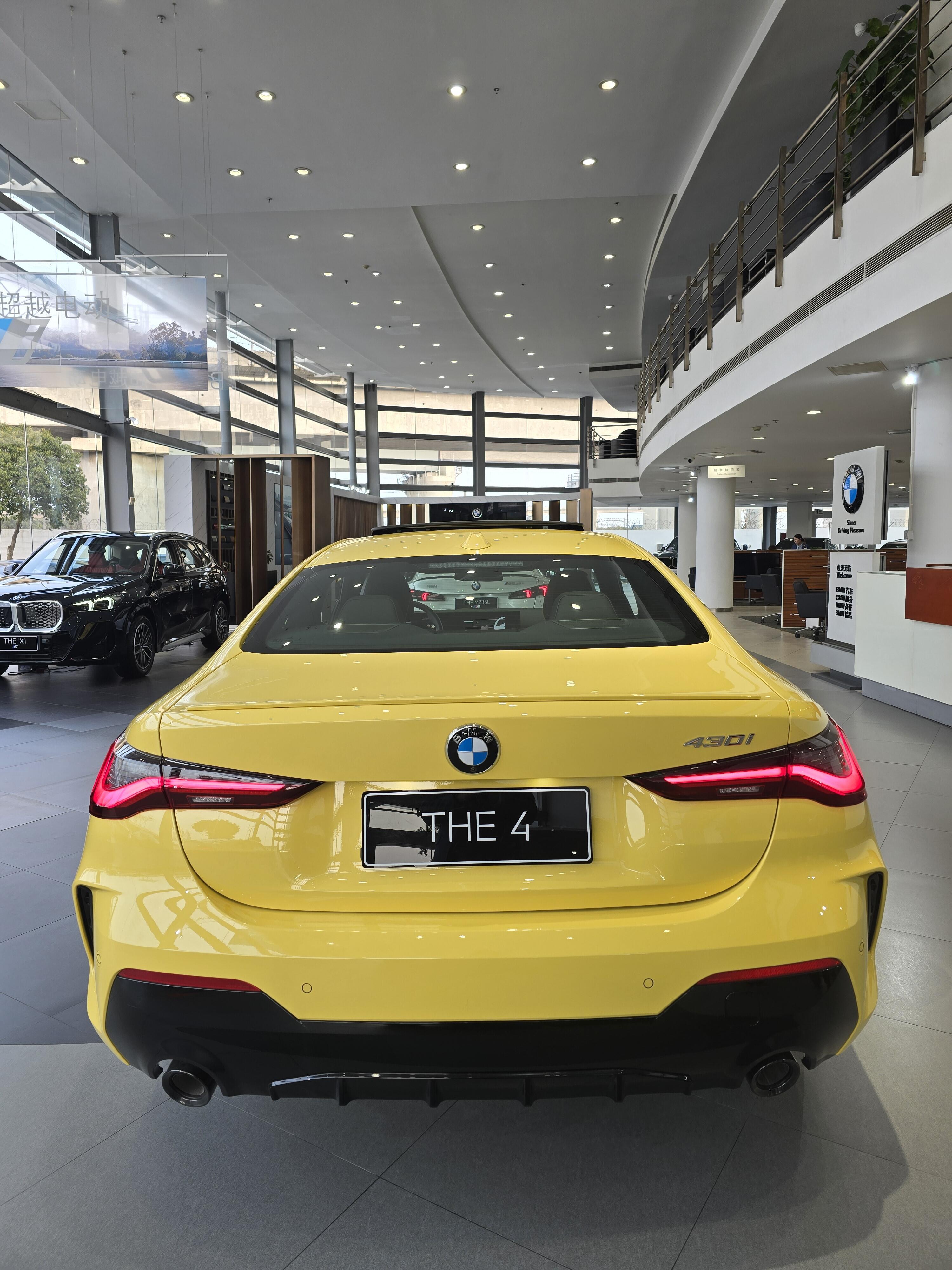 宝马网红车4系来袭宝马430双门颜色：达喀尔黄价格好说先看你能不能接受这个颜色