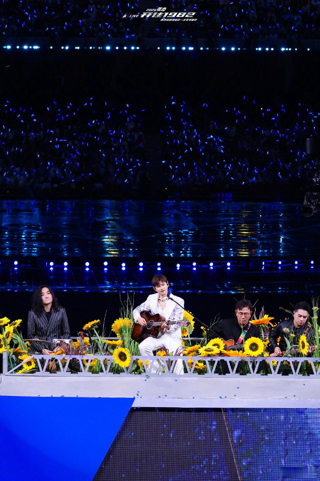  张杰张杰万人雨刷器刷新了鸟巢纪录张杰鸟巢第13场圆满开唱，万人雨刷器刷新纪录