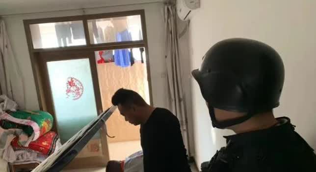 新疆，男子有一套空置的房子，竟然被对门邻居私自占用了3年，还把门锁、窗户、吊顶都