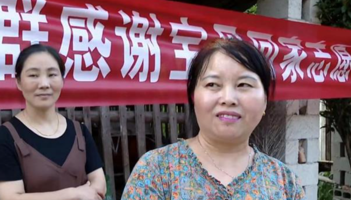2002年，60岁大妈出门散步，却发现路边有个孕妇正在捡垃圾吃。大妈出于怜悯便将
