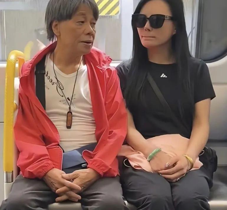 77岁梁小龙和妻子在深圳坐地铁，看起来没有一点精神，看上去好憔悴呀老多了他是很