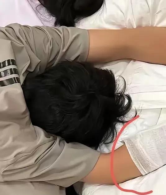 董宇涵训练受伤返京治疗...！这下主攻位置又有点麻烦了，李盈莹能否出战目前