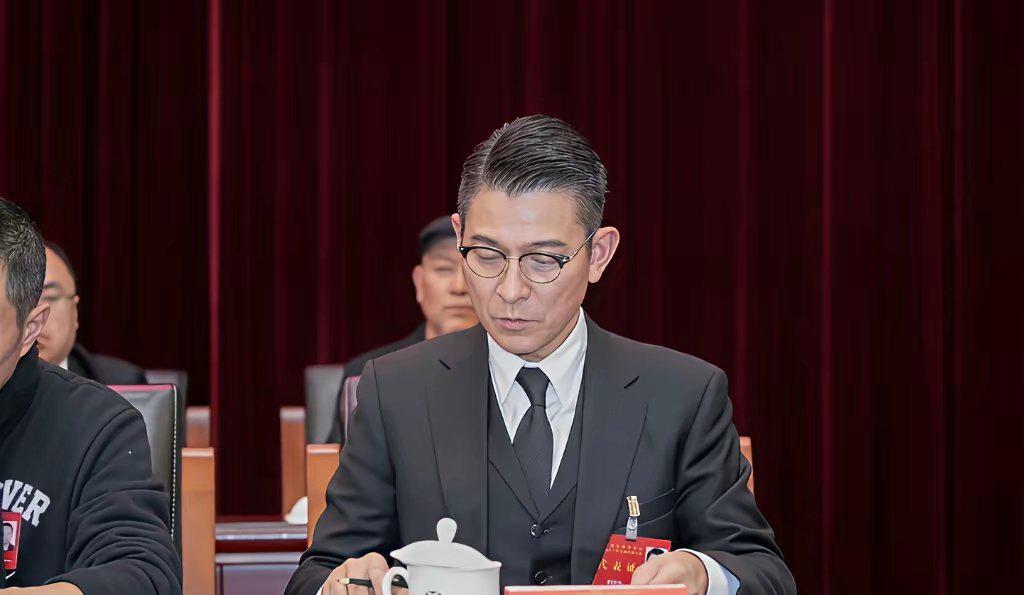刘德华再上央视《新闻联播》冲上热搜！央视画面里，刘德华西装革履，精神状态爆满，