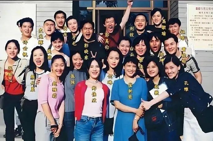 黄晓明这个班级的毕业照帅男美女真多。这一届也是一个明星班。一直以为祖峰挺大的，看