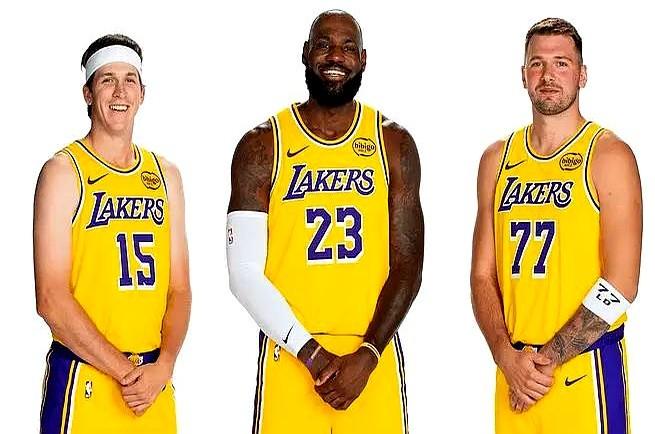 11月中旬老詹一回来，湖人这进攻简直不是一个次元了。他自己场均17.7分8.