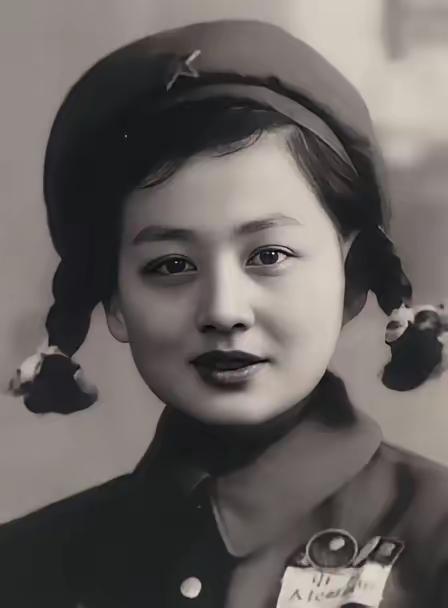 1953年，一位年轻的女志愿军战士在回国途中途经沈阳，趁着换乘的间隙，她走进了一