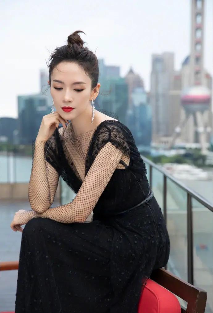 45岁的章子怡为何能逆龄生长?章子怡所谓的“逆生长“不是真正的停止衰老，是红毯