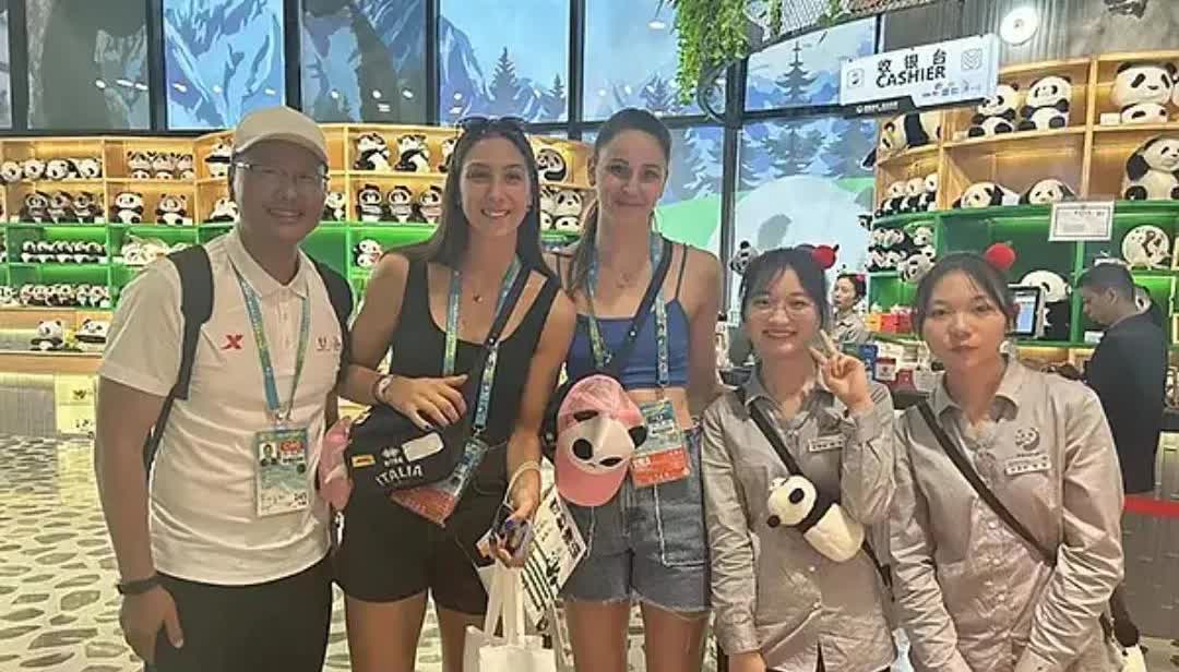 这几天，参加成都世运会的各国运动员，利用比赛间隙，在成都疯狂逛逛逛，吃吃吃，买买