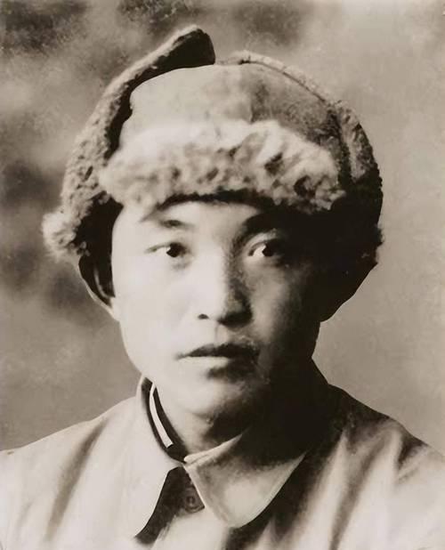 1951年，140师参谋长因为资历不够，军长为提拔他，索性接连调走3任师长，不久