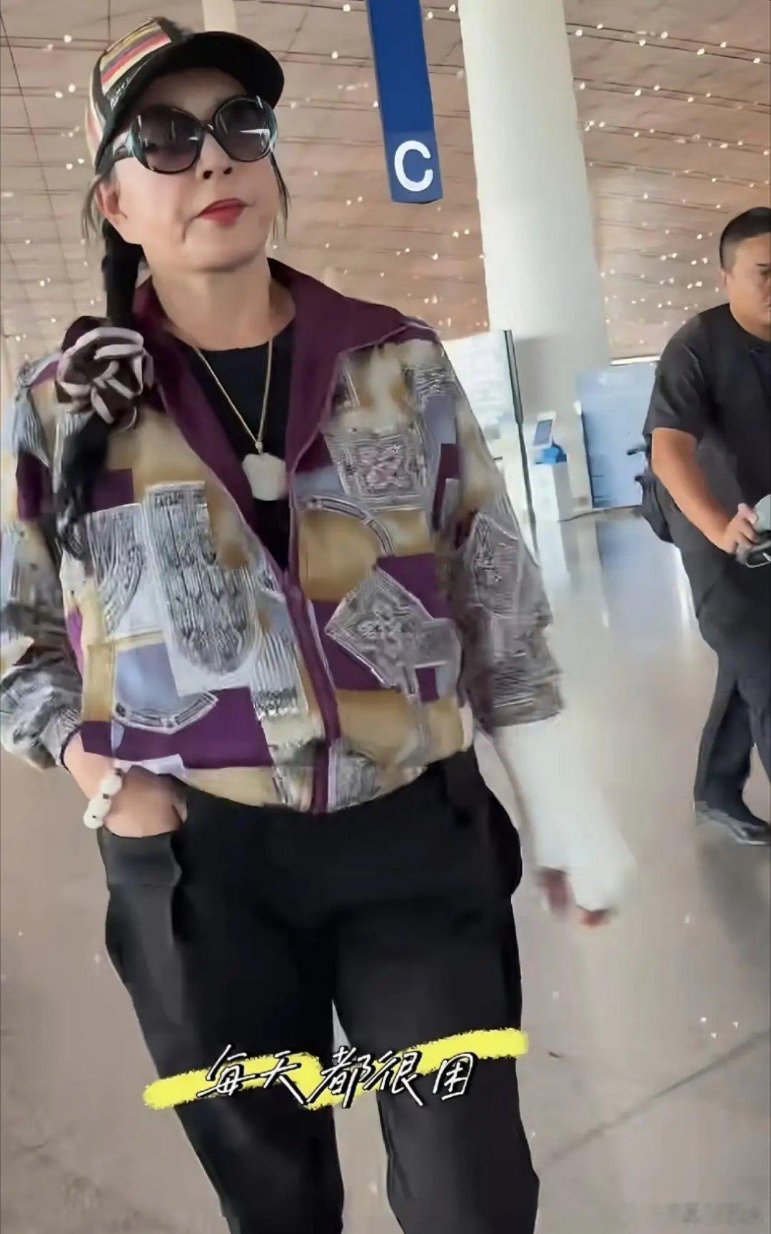 74岁刘晓庆现身机场，穿搭时尚步伐轻快精神足嘴角下垂皱纹较明显！！！​​​