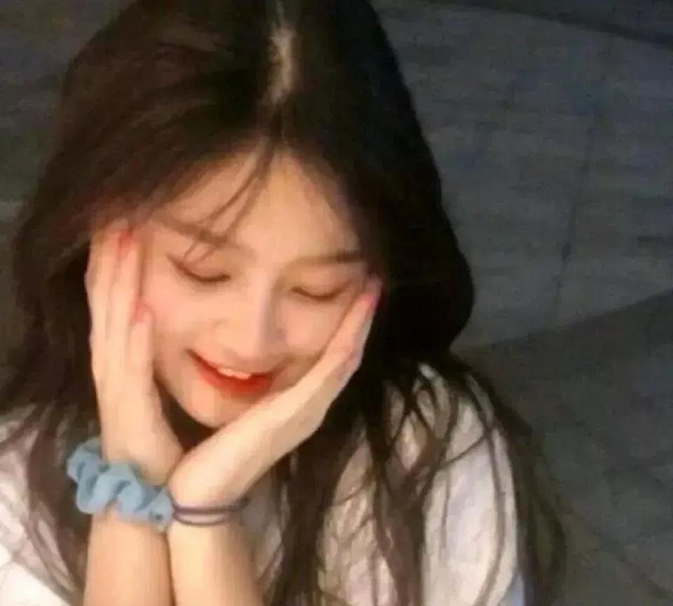 我冒雨给莲莲送伞，棚子里挤得只剩呼吸声，接过热水那一刻脑子抽了，直接抱上去亲了她