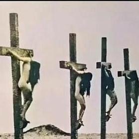 1915年，8名被脱光衣服的亚美尼亚少女，被钉在十字架暴晒的照片，看了让人痛心！