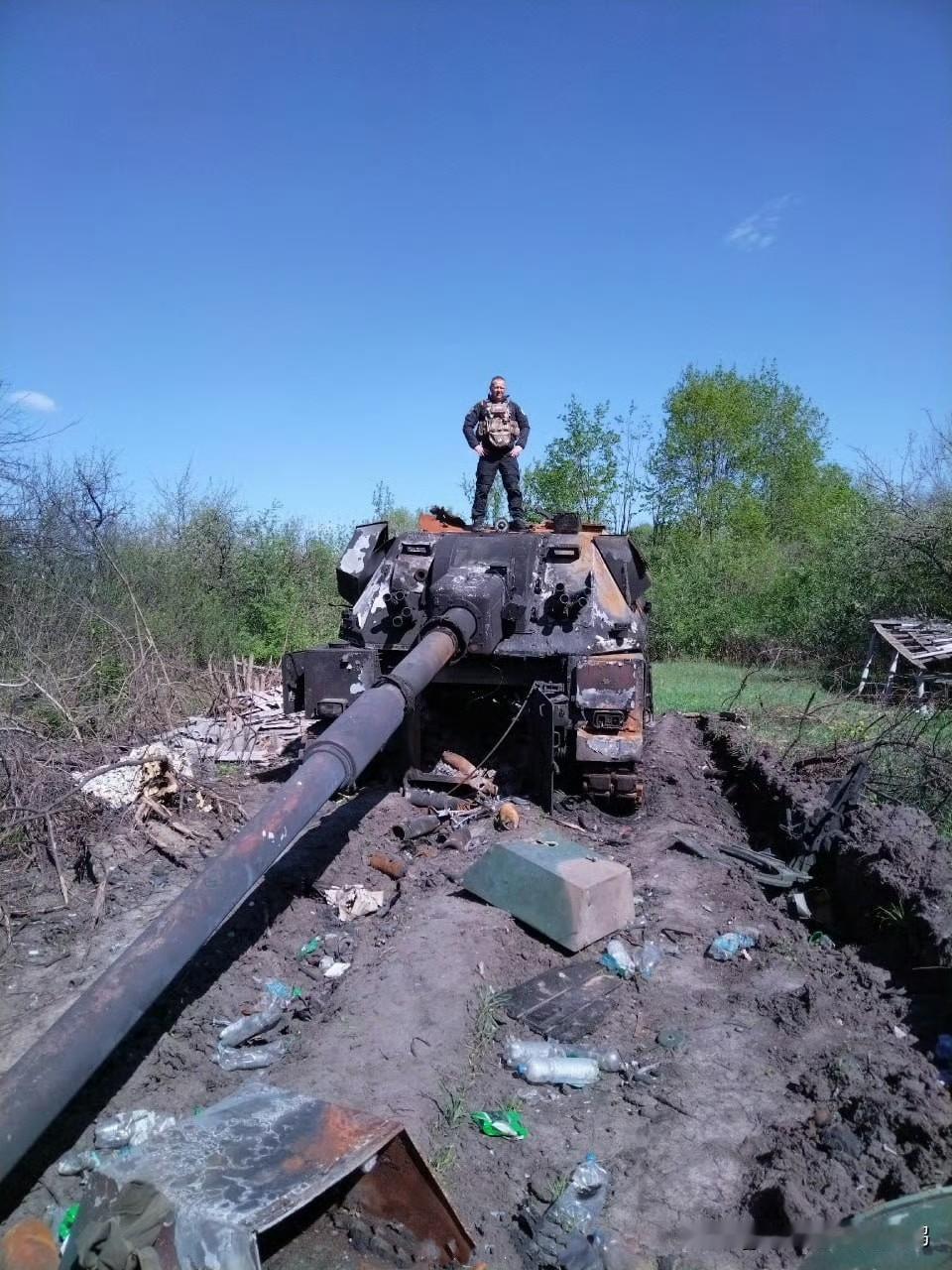 这是一辆在库尔斯克州被摧毁的乌军大波波“螃蟹”155mm自行火炮。炮管是真长。