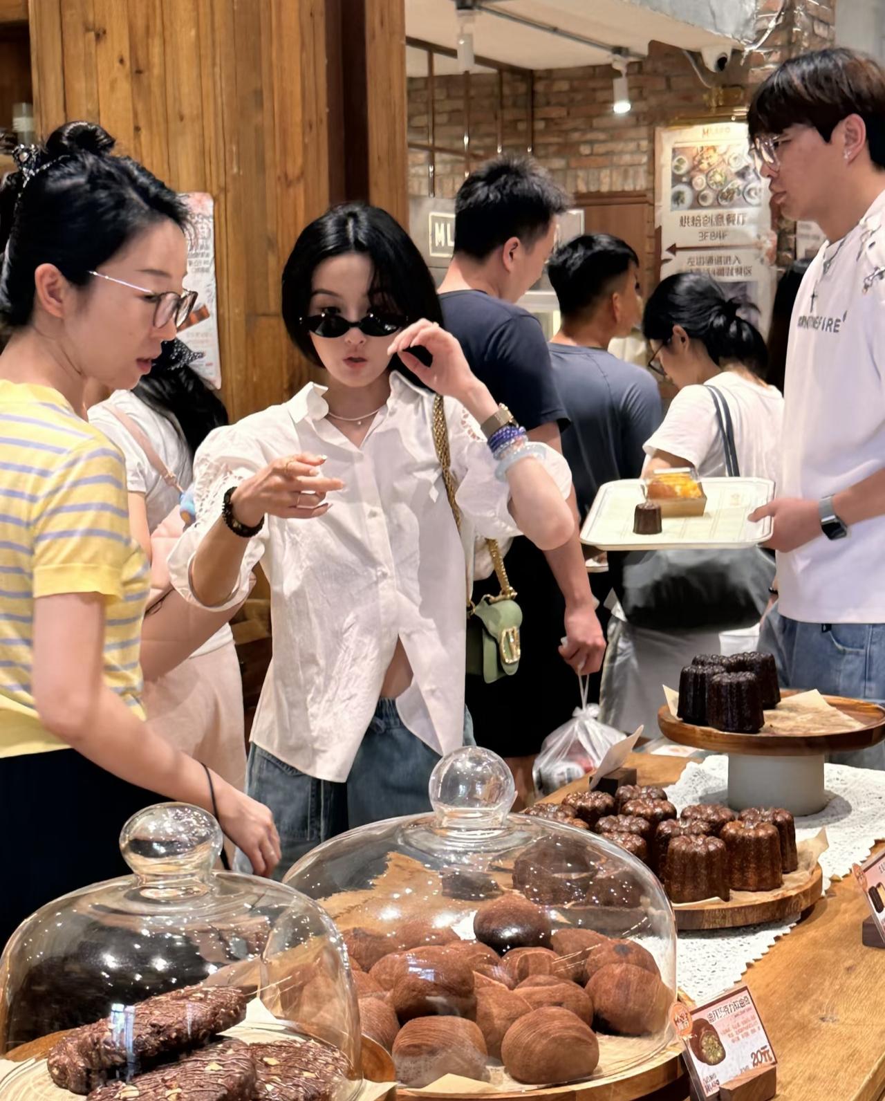 28岁宋祖儿现身天津一间面包店购物，她的打扮好时尚，真人太美了，脸型五官精致，侧