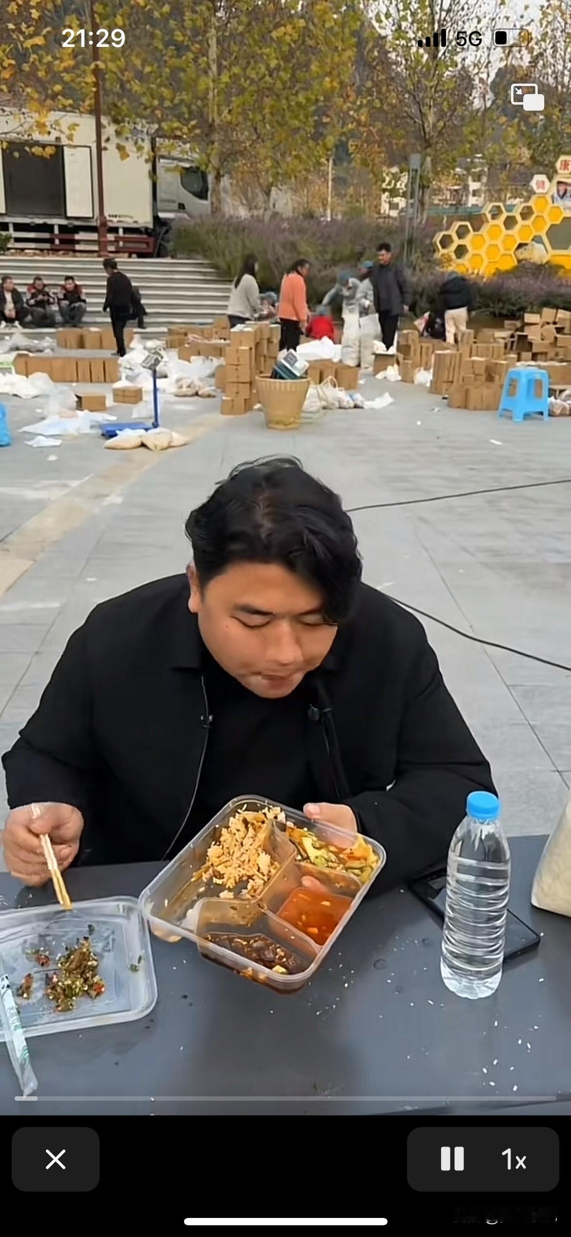 全红婵哥哥越来越肥了，这个脸都开始圆了，人家都在忙个不停，他就是这里猛吃，就是一