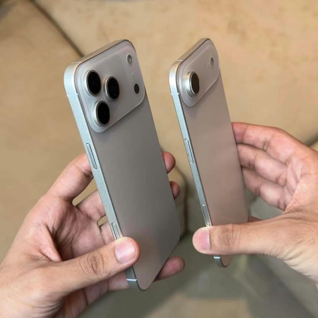左边：iPhone17ProMax右边：iPhone17Air不