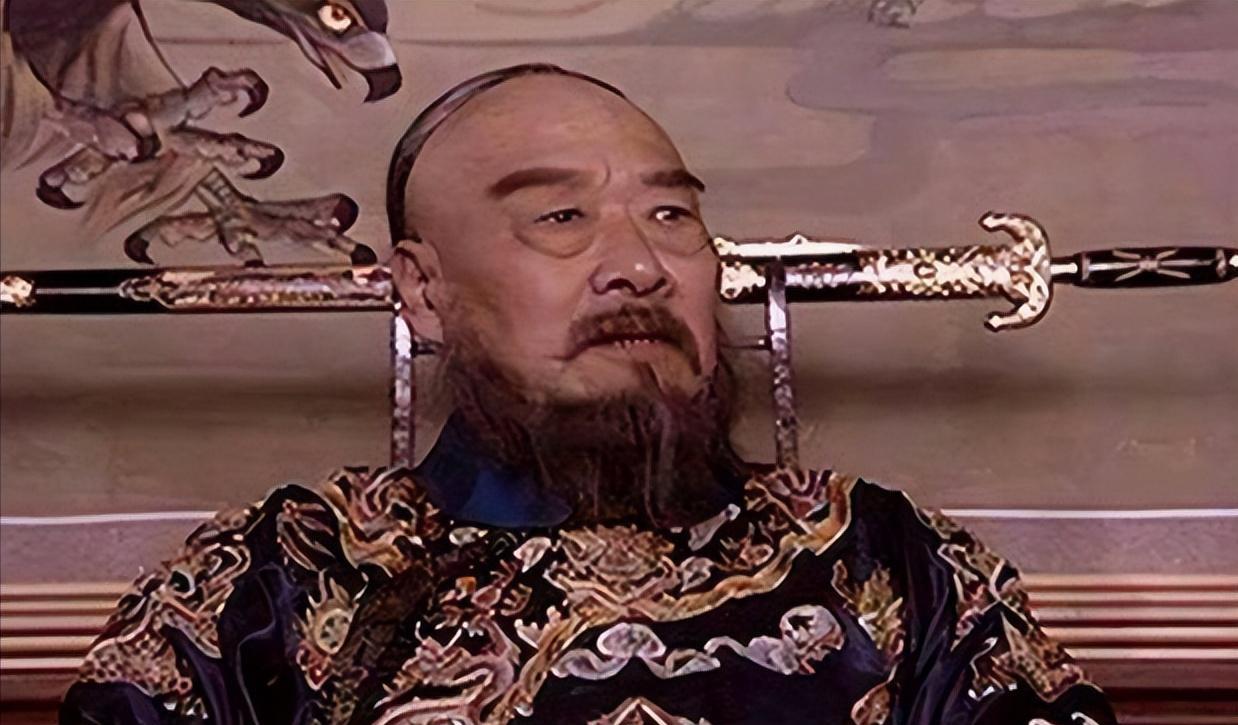 一天深夜，鳌拜经过女儿兰格格的房间，意外发现她与侍卫私会。鳌拜举刀要杀，女儿一句